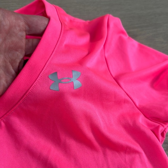 Under Armour Tech Women's Pink V-Neck Heat Gear short sleeve shirt - Picture 2 of 7